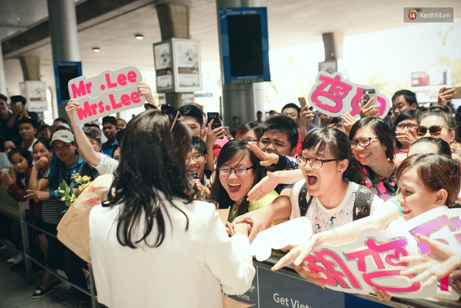 Hồ Hạnh Nhi c&ugrave;ng chồng mới cưới đến Việt Nam, rạng rỡ trong v&ograve;ng v&acirc;y fan - Ảnh 6.