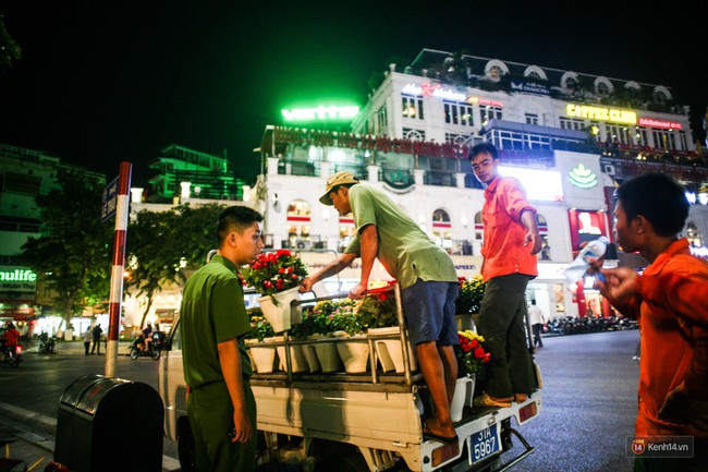 Buổi tối đầu tiên trên 16 tuyến phố đi bộ ở Hà Nội: Bên trong vui vẻ thanh bình, bên ngoài nhiều người bỡ ngỡ - Ảnh 5.