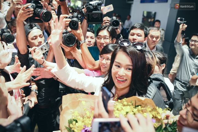 Hồ Hạnh Nhi c&ugrave;ng chồng mới cưới đến Việt Nam, rạng rỡ trong v&ograve;ng v&acirc;y fan - Ảnh 8.