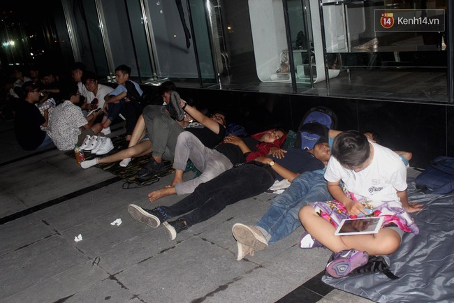 Hàng trăm bạn trẻ Sài Gòn cắm trại thâu đêm trước trung tâm thương mại chờ mua giày hiệu - Ảnh 13.