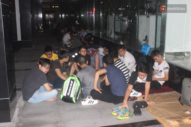 Hàng trăm bạn trẻ Sài Gòn cắm trại thâu đêm trước trung tâm thương mại chờ mua giày hiệu - Ảnh 11.