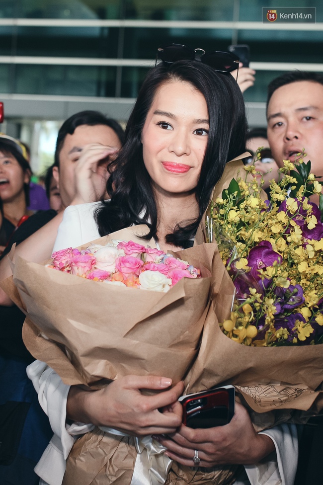 Hồ Hạnh Nhi c&ugrave;ng chồng mới cưới đến Việt Nam, rạng rỡ trong v&ograve;ng v&acirc;y fan - Ảnh 11.