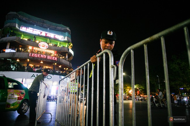 Buổi tối đầu tiên trên 16 tuyến phố đi bộ ở Hà Nội: Bên trong vui vẻ thanh bình, bên ngoài nhiều người bỡ ngỡ - Ảnh 4.