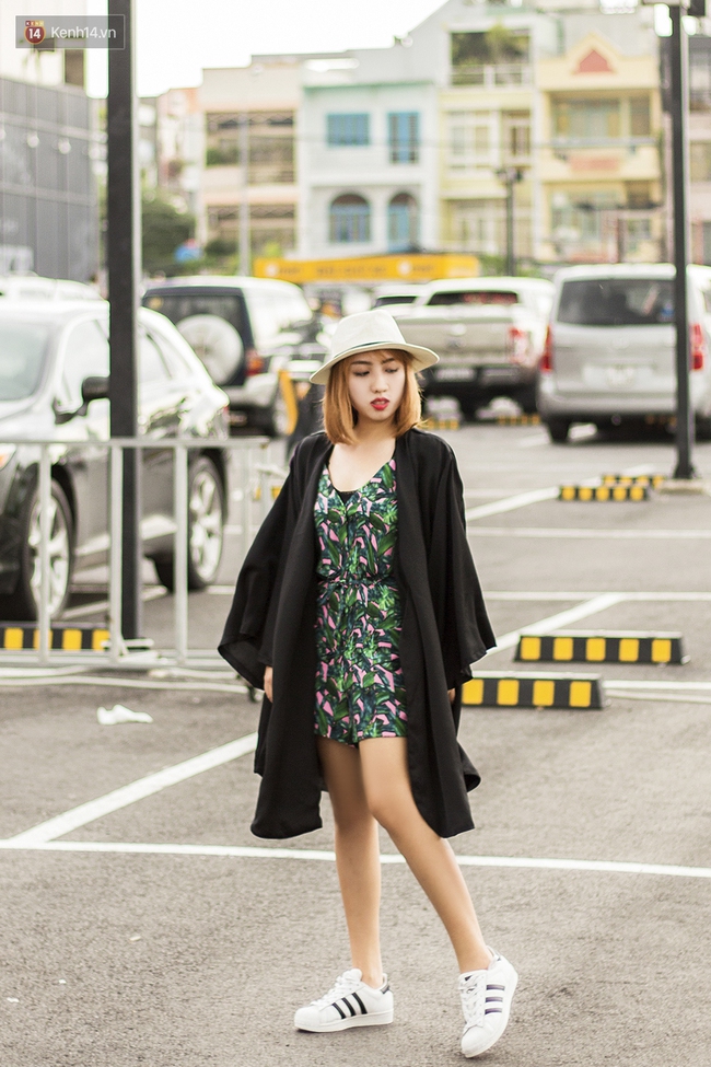 Street style giới trẻ 2 miền tuần qua: áo phông, shorts, kẻ & hoa lá rực rỡ tràn ngập - Ảnh 14.