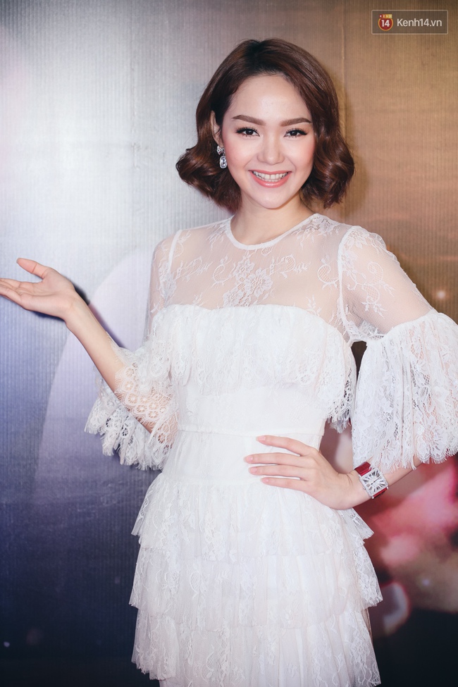 Minh Hằng x&uacute;c động khi Qu&yacute; B&igrave;nh tỏ t&igrave;nh v&agrave; h&ocirc;n m&ocirc;i l&atilde;ng mạn trong họp b&aacute;o - Ảnh 8.