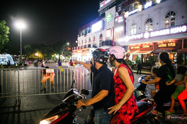 Buổi tối đầu tiên trên 16 tuyến phố đi bộ ở Hà Nội: Bên trong vui vẻ thanh bình, bên ngoài nhiều người bỡ ngỡ - Ảnh 12.