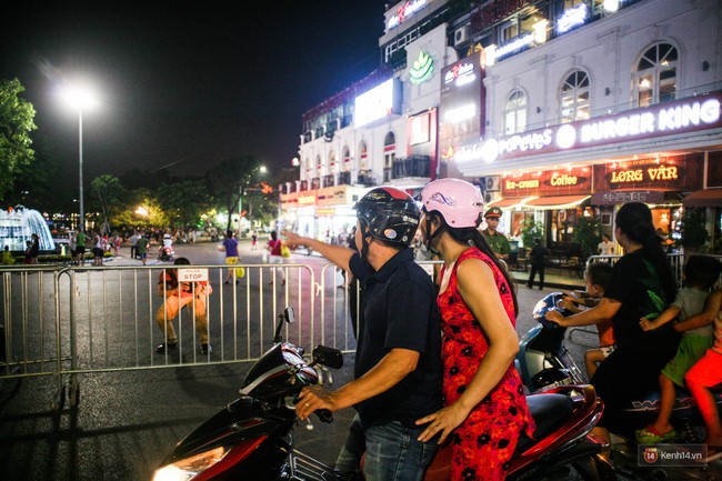 Buổi tối đầu ti&ecirc;n tr&ecirc;n 16 tuyến phố đi bộ ở H&agrave; Nội: B&ecirc;n trong vui vẻ thanh b&igrave;nh, b&ecirc;n ngo&agrave;i nhiều người bỡ ngỡ - Ảnh 12.