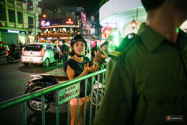 Buổi tối đầu tiên trên 16 tuyến phố đi bộ ở Hà Nội: Bên trong vui vẻ thanh bình, bên ngoài nhiều người bỡ ngỡ - Ảnh 13.