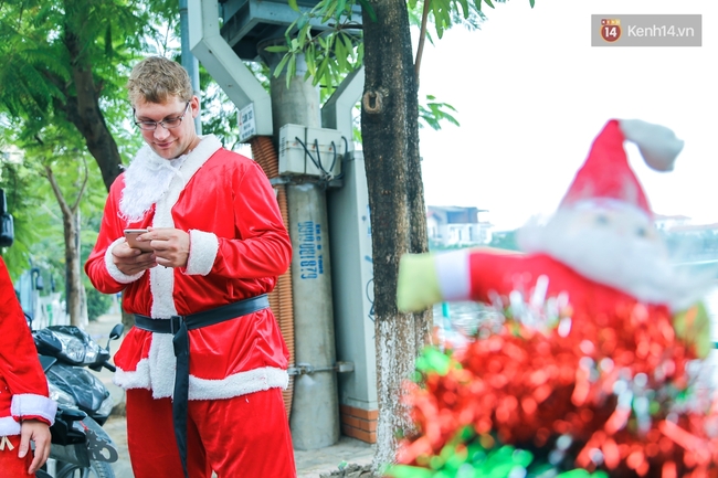 Chùm ảnh: Ông già Noel cưỡi mô tô khủng đi phát quà cho trẻ em ở Hà Nội - Ảnh 3.