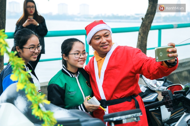 Chùm ảnh: Ông già Noel cưỡi mô tô khủng đi phát quà cho trẻ em ở Hà Nội - Ảnh 7.