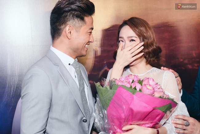 Minh Hằng x&uacute;c động khi Qu&yacute; B&igrave;nh tỏ t&igrave;nh v&agrave; h&ocirc;n m&ocirc;i l&atilde;ng mạn trong họp b&aacute;o - Ảnh 4.