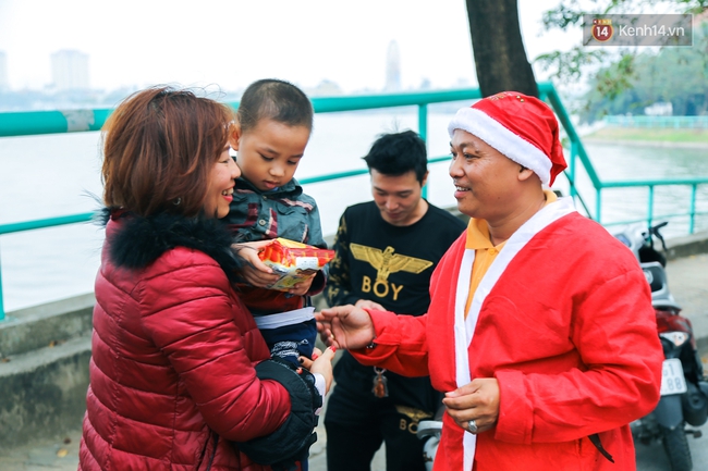 Chùm ảnh: Ông già Noel cưỡi mô tô khủng đi phát quà cho trẻ em ở Hà Nội - Ảnh 8.