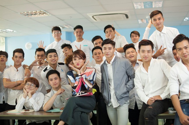 Hương Giang Idol l&agrave;m c&ocirc; gi&aacute;o thực tập, phải l&ograve;ng nam học sinh lạnh l&ugrave;ng - Ảnh 3.