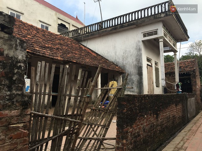 Hiện trường nơi ph&aacute;t hiện thi thể 2 b&eacute; g&aacute;i bị bắt c&oacute;c ch&ocirc;n ngay cạnh nh&agrave; nghi phạm - Ảnh 8.