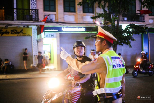 Buổi tối đầu tiên trên 16 tuyến phố đi bộ ở Hà Nội: Bên trong vui vẻ thanh bình, bên ngoài nhiều người bỡ ngỡ - Ảnh 14.