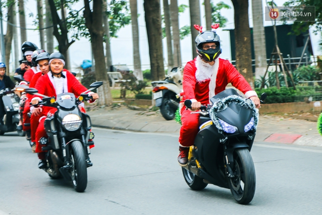 Chùm ảnh: Ông già Noel cưỡi mô tô khủng đi phát quà cho trẻ em ở Hà Nội - Ảnh 5.