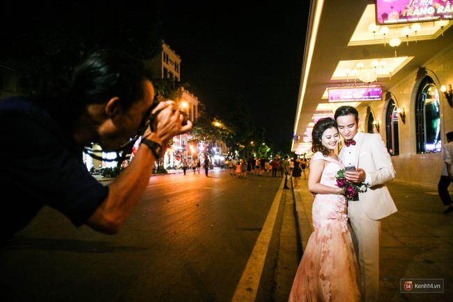 Buổi tối đầu tiên trên 16 tuyến phố đi bộ ở Hà Nội: Bên trong vui vẻ thanh bình, bên ngoài nhiều người bỡ ngỡ - Ảnh 19.