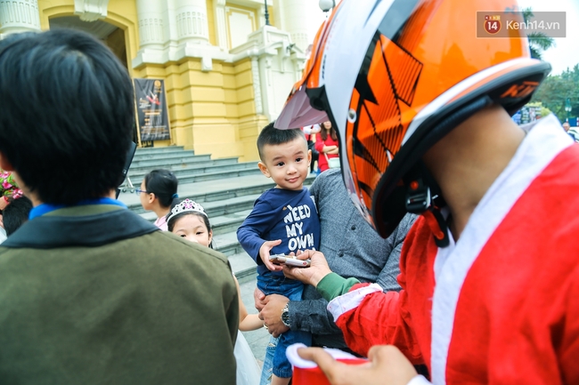 Chùm ảnh: Ông già Noel cưỡi mô tô khủng đi phát quà cho trẻ em ở Hà Nội - Ảnh 9.