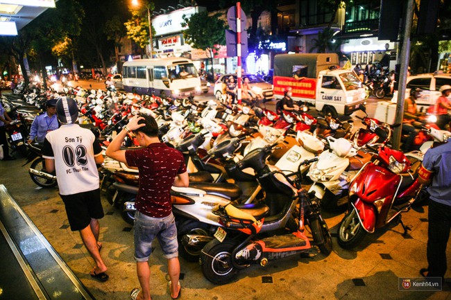 Buổi tối đầu tiên trên 16 tuyến phố đi bộ ở Hà Nội: Bên trong vui vẻ thanh bình, bên ngoài nhiều người bỡ ngỡ - Ảnh 15.