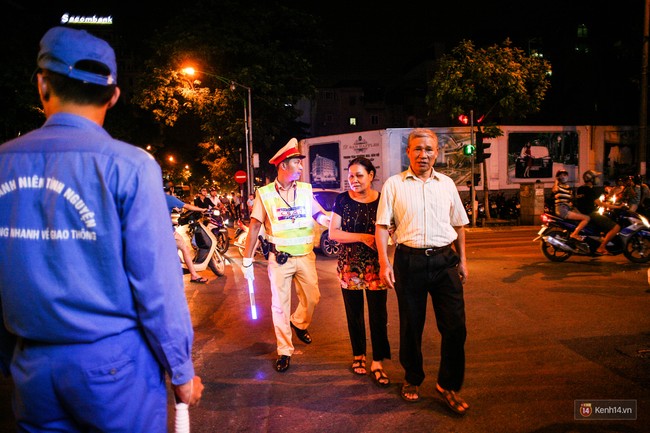 Buổi tối đầu tiên trên 16 tuyến phố đi bộ ở Hà Nội: Bên trong vui vẻ thanh bình, bên ngoài nhiều người bỡ ngỡ - Ảnh 16.