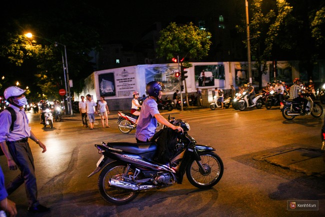 Buổi tối đầu tiên trên 16 tuyến phố đi bộ ở Hà Nội: Bên trong vui vẻ thanh bình, bên ngoài nhiều người bỡ ngỡ - Ảnh 17.