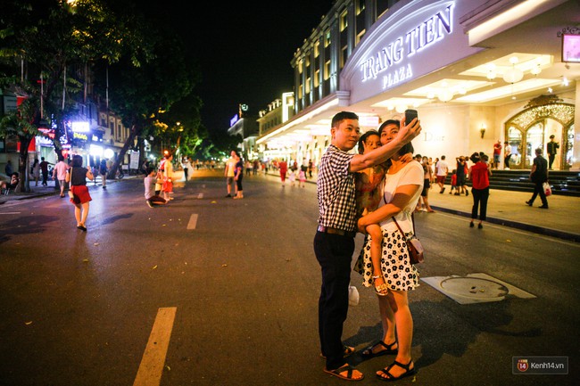 Buổi tối đầu tiên trên 16 tuyến phố đi bộ ở Hà Nội: Bên trong vui vẻ thanh bình, bên ngoài nhiều người bỡ ngỡ - Ảnh 18.