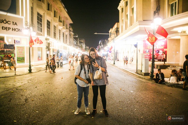 Buổi tối đầu tiên trên 16 tuyến phố đi bộ ở Hà Nội: Bên trong vui vẻ thanh bình, bên ngoài nhiều người bỡ ngỡ - Ảnh 21.