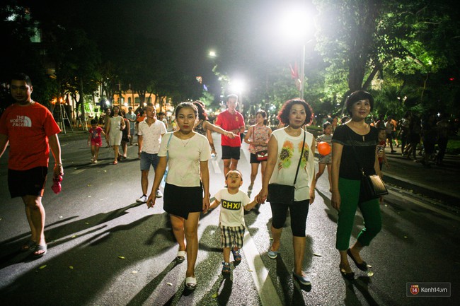 Buổi tối đầu tiên trên 16 tuyến phố đi bộ ở Hà Nội: Bên trong vui vẻ thanh bình, bên ngoài nhiều người bỡ ngỡ - Ảnh 2.