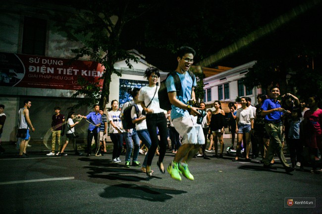 Buổi tối đầu tiên trên 16 tuyến phố đi bộ ở Hà Nội: Bên trong vui vẻ thanh bình, bên ngoài nhiều người bỡ ngỡ - Ảnh 7.