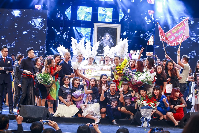 Kh&aacute;n giả H&agrave; Nội m&atilde;n nh&atilde;n với đ&ecirc;m liveshow ho&agrave;nh tr&aacute;ng v&agrave; lấp l&aacute;nh của Đ&agrave;m Vĩnh Hưng - Ảnh 40.