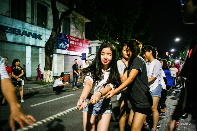 Ch&ugrave;m ảnh: Nhiều người th&iacute;ch th&uacute; tắm mưa đến ướt sũng tr&ecirc;n phố đi bộ H&agrave; Nội - Ảnh 2.