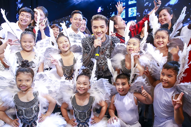 Kh&aacute;n giả H&agrave; Nội m&atilde;n nh&atilde;n với đ&ecirc;m liveshow ho&agrave;nh tr&aacute;ng v&agrave; lấp l&aacute;nh của Đ&agrave;m Vĩnh Hưng - Ảnh 43.