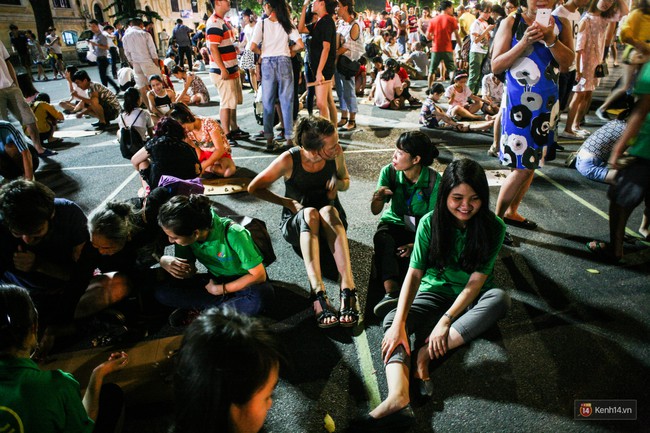 Buổi tối đầu tiên trên 16 tuyến phố đi bộ ở Hà Nội: Bên trong vui vẻ thanh bình, bên ngoài nhiều người bỡ ngỡ - Ảnh 10.