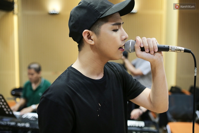 Noo Phước Thịnh căng thẳng tập luyện cùng ban nhạc cho Live Concert hoành tráng - Ảnh 1.