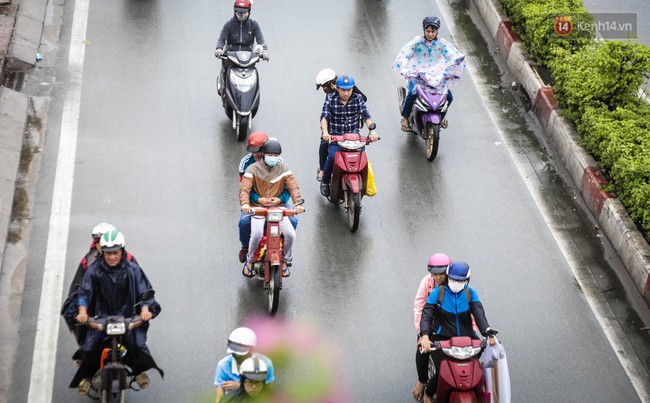 Nhiệt độ xuống thấp, người Sài Gòn co ro trong không khí lạnh và mưa phùn - Ảnh 2.
