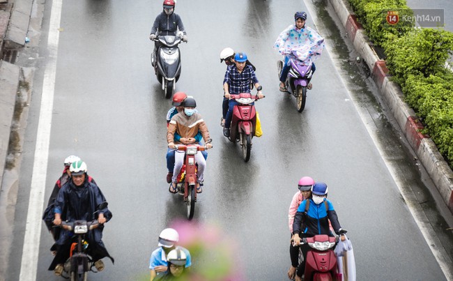 Nhiệt độ xuống thấp, người S&agrave;i G&ograve;n co ro trong kh&ocirc;ng kh&iacute; lạnh v&agrave; mưa ph&ugrave;n - Ảnh 2.