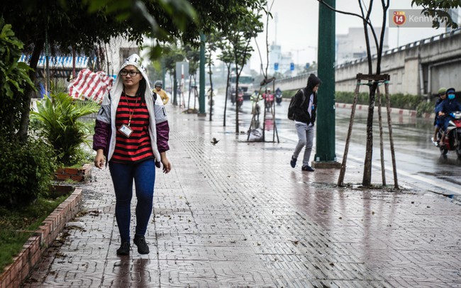 Nhiệt độ xuống thấp, người Sài Gòn co ro trong không khí lạnh và mưa phùn - Ảnh 9.