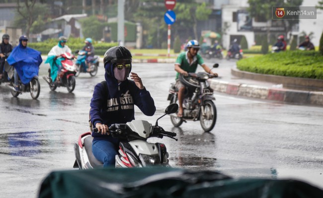 Nhiệt độ xuống thấp, người Sài Gòn co ro trong không khí lạnh và mưa phùn - Ảnh 3.