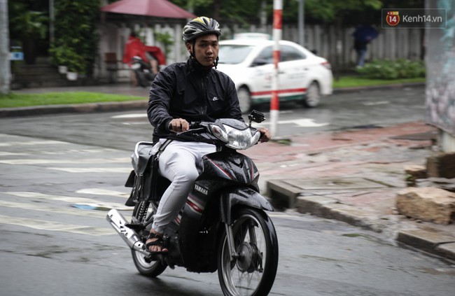 Nhiệt độ xuống thấp, người Sài Gòn co ro trong không khí lạnh và mưa phùn - Ảnh 5.