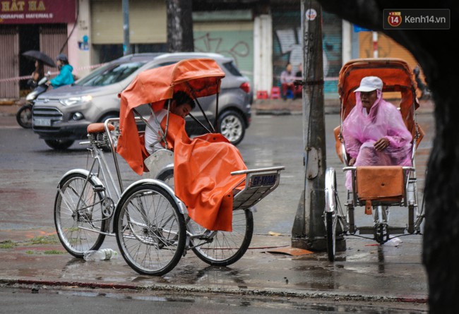 Nhiệt độ xuống thấp, người S&agrave;i G&ograve;n co ro trong kh&ocirc;ng kh&iacute; lạnh v&agrave; mưa ph&ugrave;n - Ảnh 13.