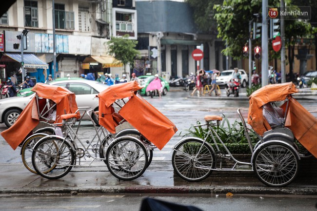 Nhiệt độ xuống thấp, người S&agrave;i G&ograve;n co ro trong kh&ocirc;ng kh&iacute; lạnh v&agrave; mưa ph&ugrave;n - Ảnh 12.