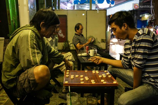 Nhiệt độ xuống thấp, người S&agrave;i G&ograve;n co ro trong kh&ocirc;ng kh&iacute; lạnh v&agrave; mưa ph&ugrave;n - Ảnh 14.