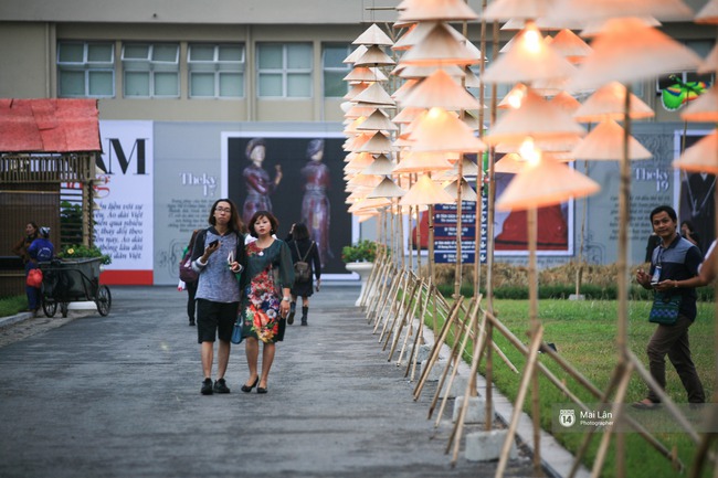 Hà Nội đẹp lung linh với hàng ngàn chiếc nón lá thắp sáng trong Festival Áo dài 2016 - Ảnh 15.