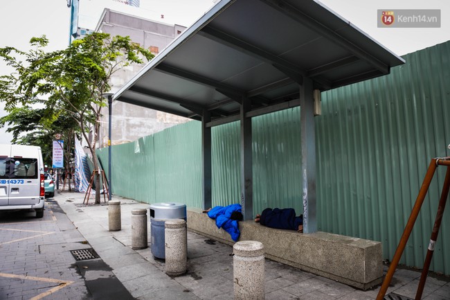 Trạm xe buýt phố đi bộ - Chỗ ngủ của 2 anh em mồ côi trong những ngày Sài Gòn trở lạnh - Ảnh 1.