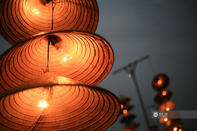 Hà Nội đẹp lung linh với hàng ngàn chiếc nón lá thắp sáng trong Festival Áo dài 2016 - Ảnh 14.
