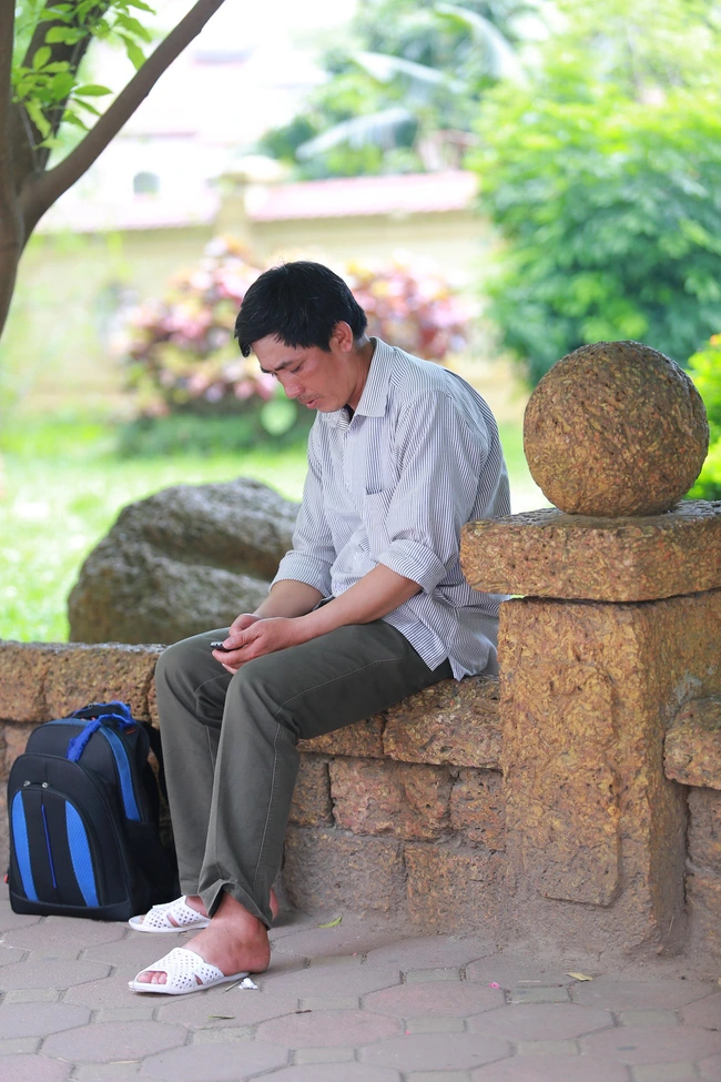 Phụ huynh, t&igrave;nh nguyện vi&ecirc;n vạ vật trong nắng n&oacute;ng, chờ đợi sĩ tử dự thi đ&aacute;nh gi&aacute; năng lực - Ảnh 6.