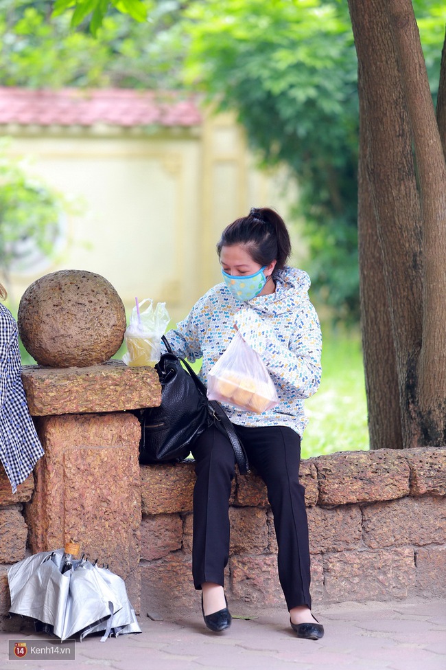 Phụ huynh, t&igrave;nh nguyện vi&ecirc;n vạ vật trong nắng n&oacute;ng, chờ đợi sĩ tử dự thi đ&aacute;nh gi&aacute; năng lực - Ảnh 11.