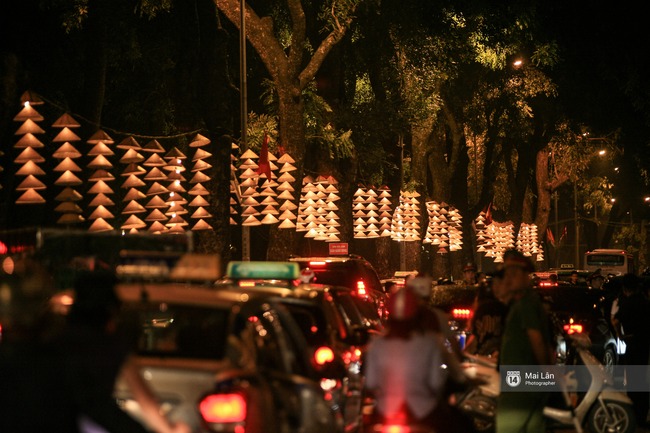 Hà Nội đẹp lung linh với hàng ngàn chiếc nón lá thắp sáng trong Festival Áo dài 2016 - Ảnh 1.