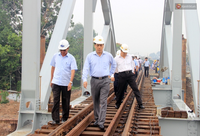 Đã có 10 chuyến tàu lưu thông qua cầu Ghềnh nhưng vận tốc không vượt quá 30km/h - Ảnh 1.