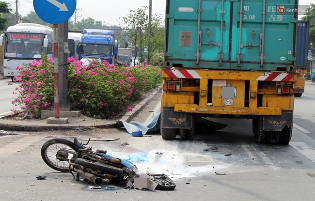 TP. HCM: Chở nhau đến trường ĐH Nông Lâm, hai anh em bị xe container cán tử vong - Ảnh 2.